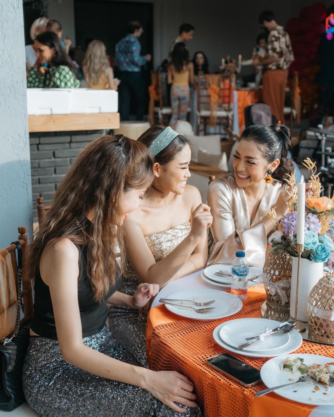11 Potret Perayaan Ulang Tahun Jessica Iskandar di Rumah Barunya, Bergaya Ala 80-an Pakai Gaun Punggung Terbuka