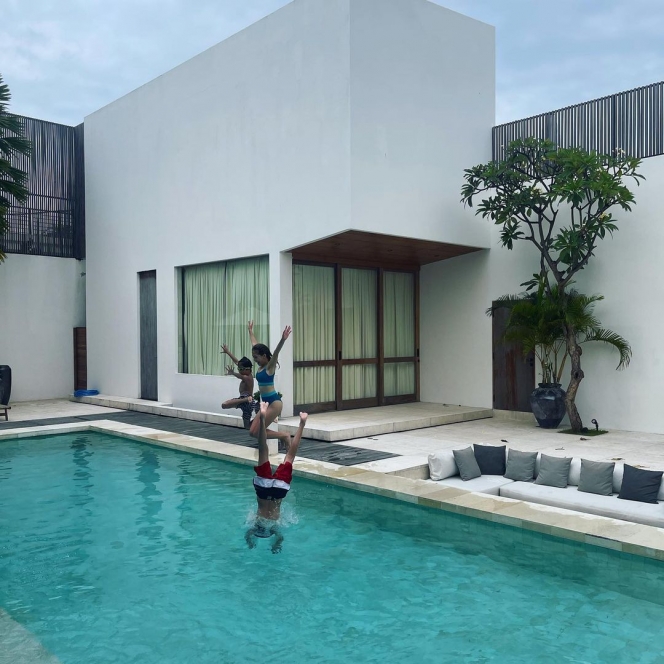Deretan Potret Adhisty Zara Tampil Terbuka saat Menginap di Vila Bali, Swimsuit yang Dikenakan Dipuji Lucu