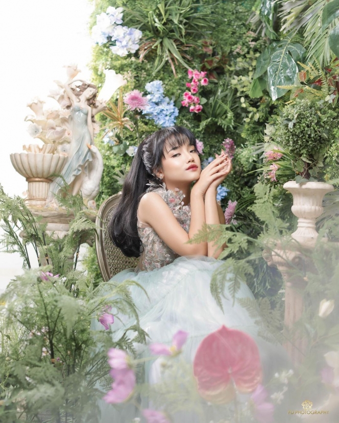 Deretan Pemotretan Fuji dengan Tema Wanita Kebun yang Cantik Banget, Song Hye Kyo Lewat!