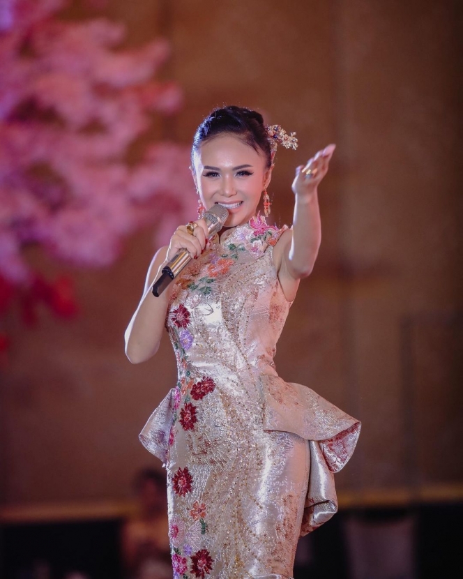 Bikin Semua Terpana, Ini 11 Potret Yuni Shara Nyanyi di Acara Tahun Baru Imlek yang Stunning Abis