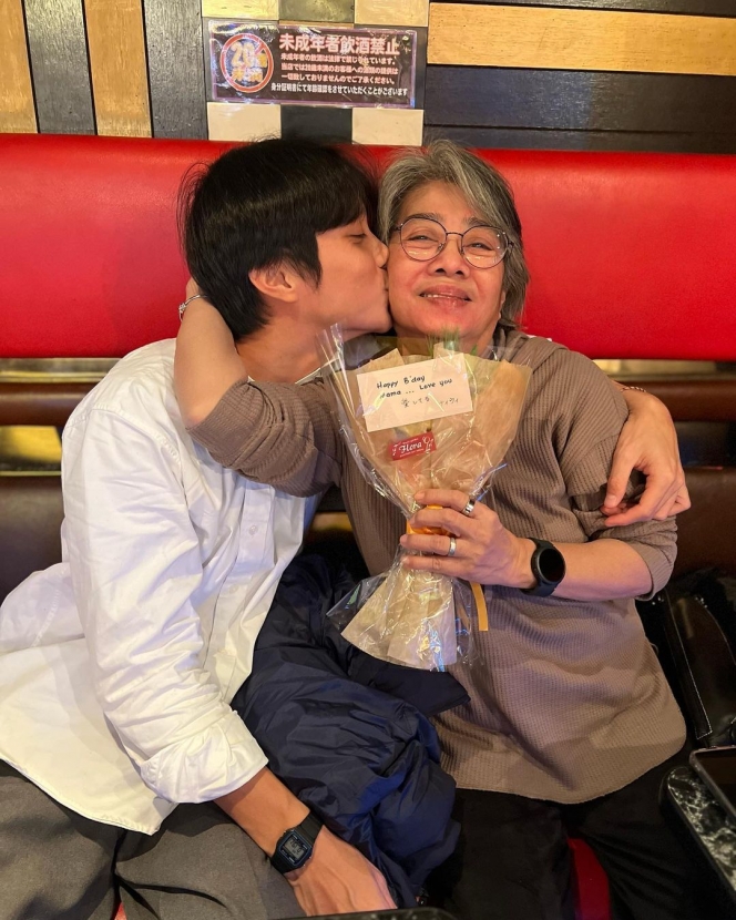 Deretan Potret Dikta Ajak Ibunya Liburan ke Jepang Sambil Rayakan Ulang Tahun, Netizen Langsung Antri Minta jadi Mantu