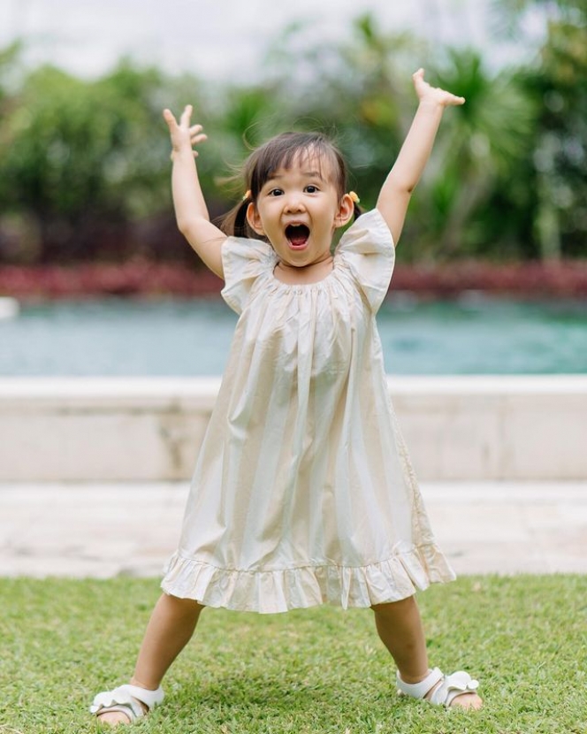 Cute Overload! Ini 10 Potret Ariella Anak Yuanita Christiani yang Makin Cantik dan Jago Pose Depan Kamera