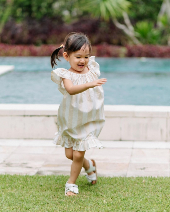 Cute Overload! Ini 10 Potret Ariella Anak Yuanita Christiani yang Makin Cantik dan Jago Pose Depan Kamera