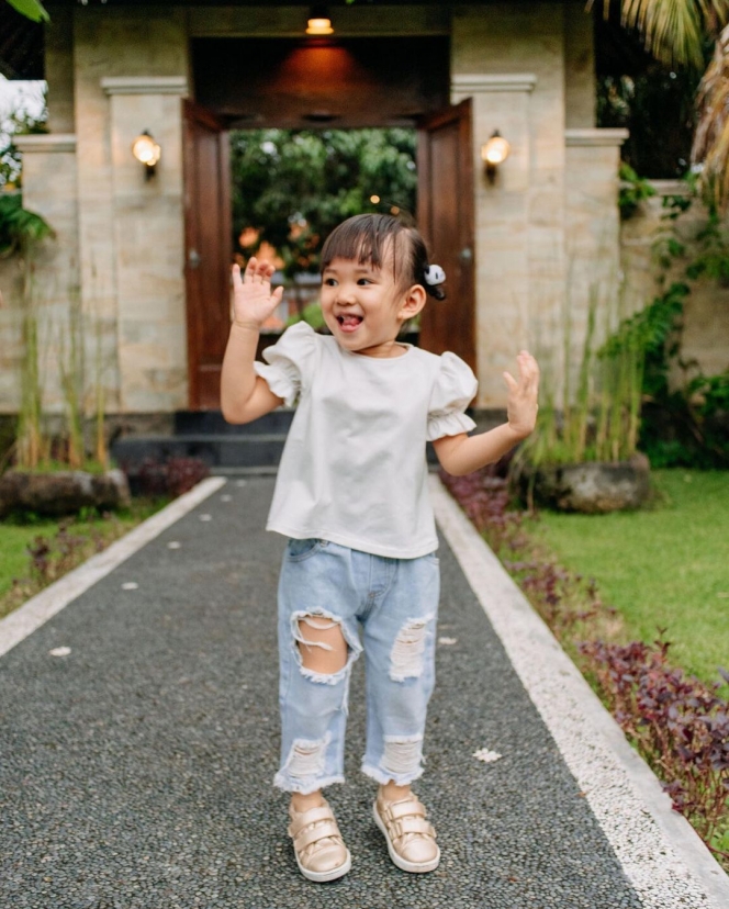 Cute Overload! Ini 10 Potret Ariella Anak Yuanita Christiani yang Makin Cantik dan Jago Pose Depan Kamera