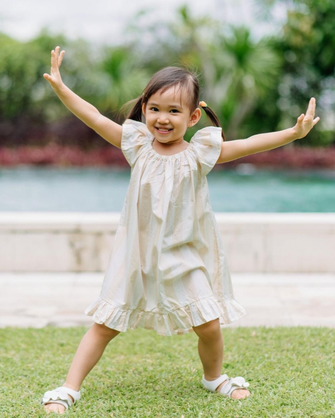 Cute Overload! Ini 10 Potret Ariella Anak Yuanita Christiani yang Makin Cantik dan Jago Pose Depan Kamera