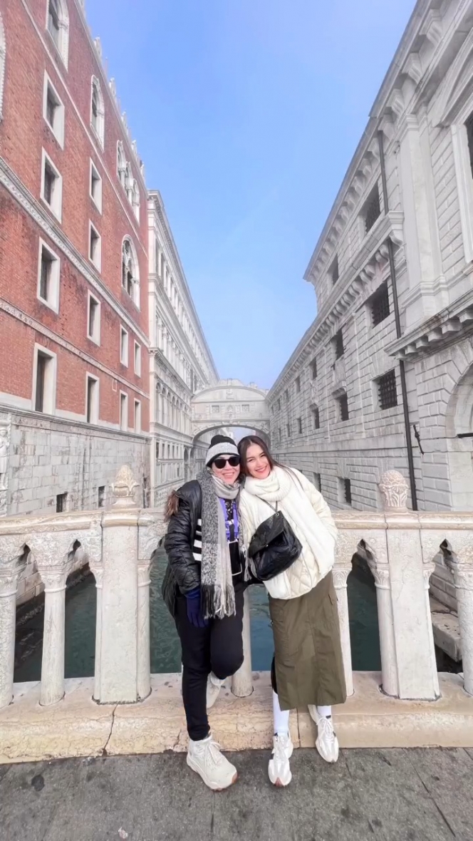 Deretan Potret Umi Kalsum Ibunda Ayu Ting Ting Liburan ke Italia, Tampil Lepas Hijab hingga Curi Perhatian