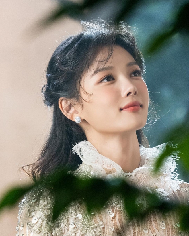 Potret Kim Yoo Jung Tampil Bak Putri Bangsawan Eropa di Drama Teater Shakespeare In Love, Cantiknya Kelewatan!