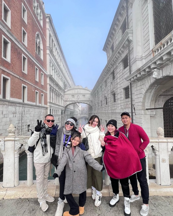 Potret Ayu Ting Ting saat Liburan ke Italia, Gaya OOTD-nya Kece Abis Bak Noona Korea