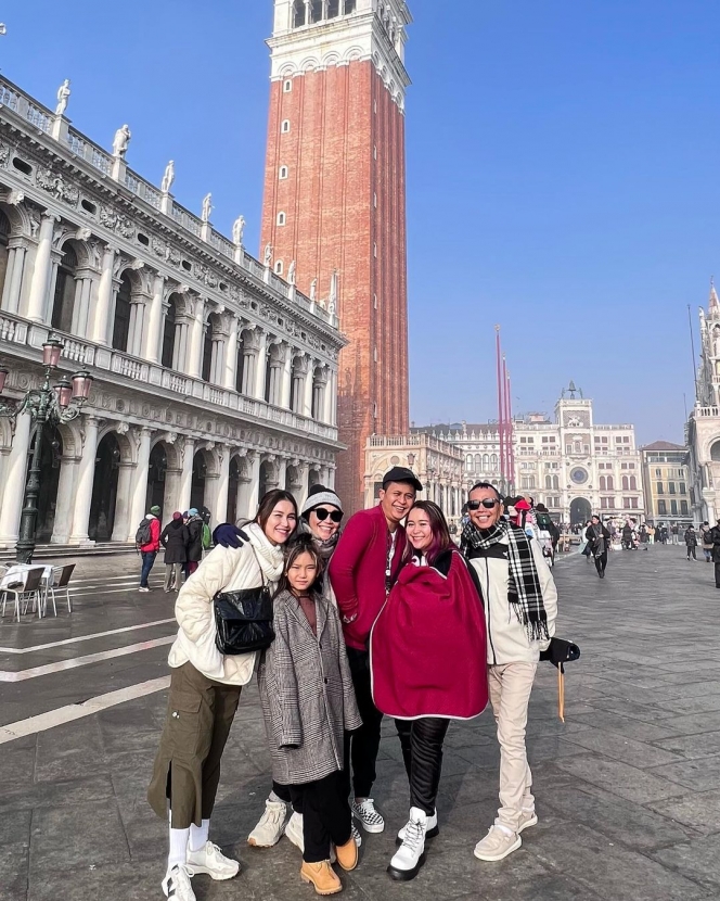 Potret Ayu Ting Ting saat Liburan ke Italia, Gaya OOTD-nya Kece Abis Bak Noona Korea