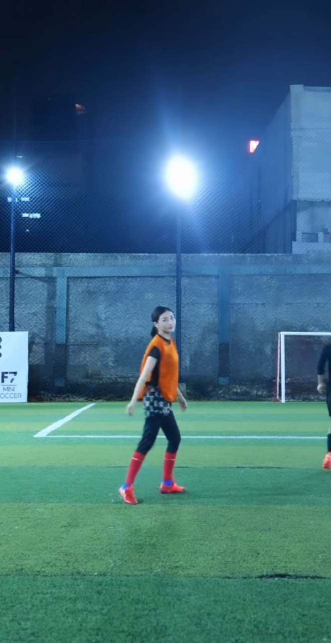 Terlihat Anggun dan Lemah Gemulai, Ini Deretan Potret Garang Sarwendah Main Futsal di Lapangan