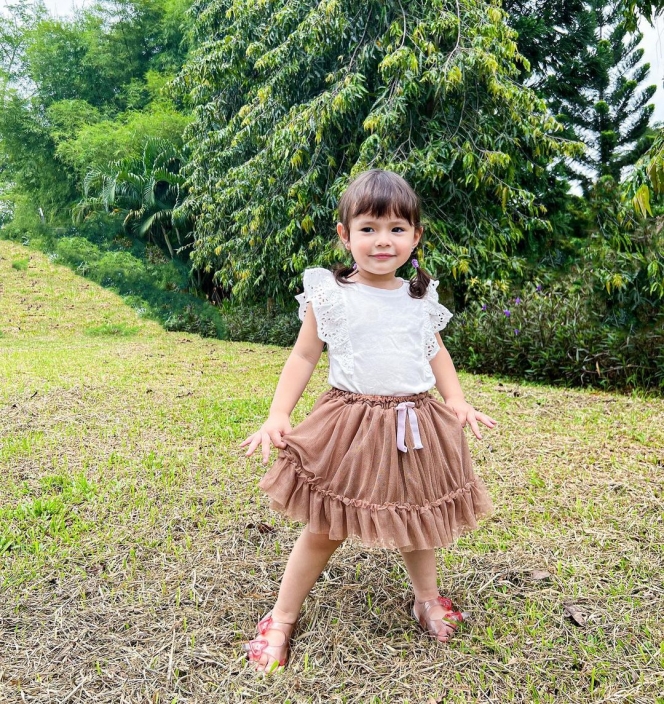 Potret Chloe Anak Asmirandah Tampil Ala Wednesday Versi Cute, Gemesin Abis!