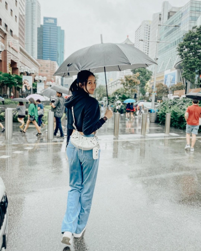 9 Potret Anya Geraldine Asyik Jalan-jalan di Singapura, Tampil Kasual Pamer Perut Rata Berkacamata