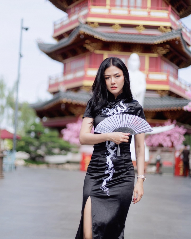 Pesona Nita Gunawan Tampil Cantik Pakai Gaun Cheongsam, Body Goalsnya Curi Perhatian Banget