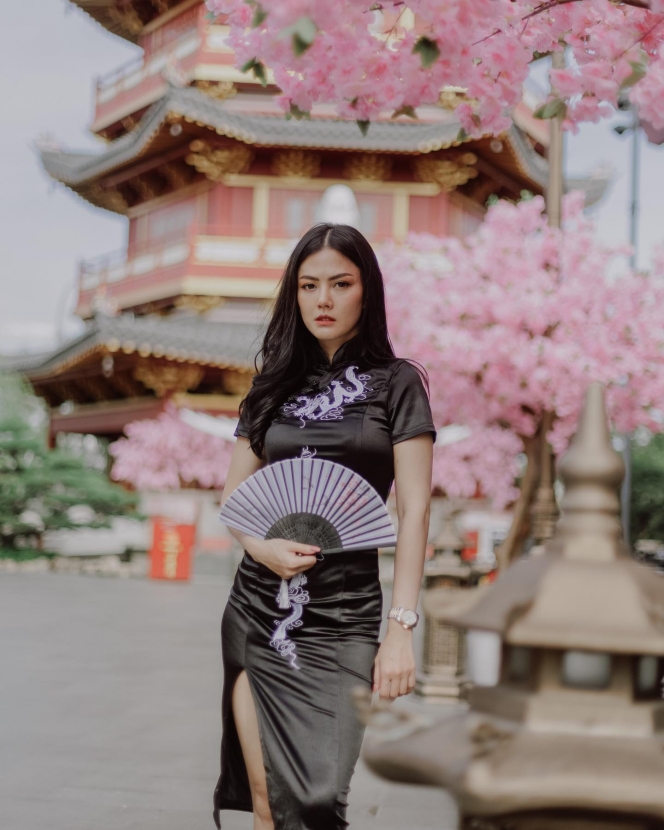 Pesona Nita Gunawan Tampil Cantik Pakai Gaun Cheongsam, Body Goalsnya Curi Perhatian Banget