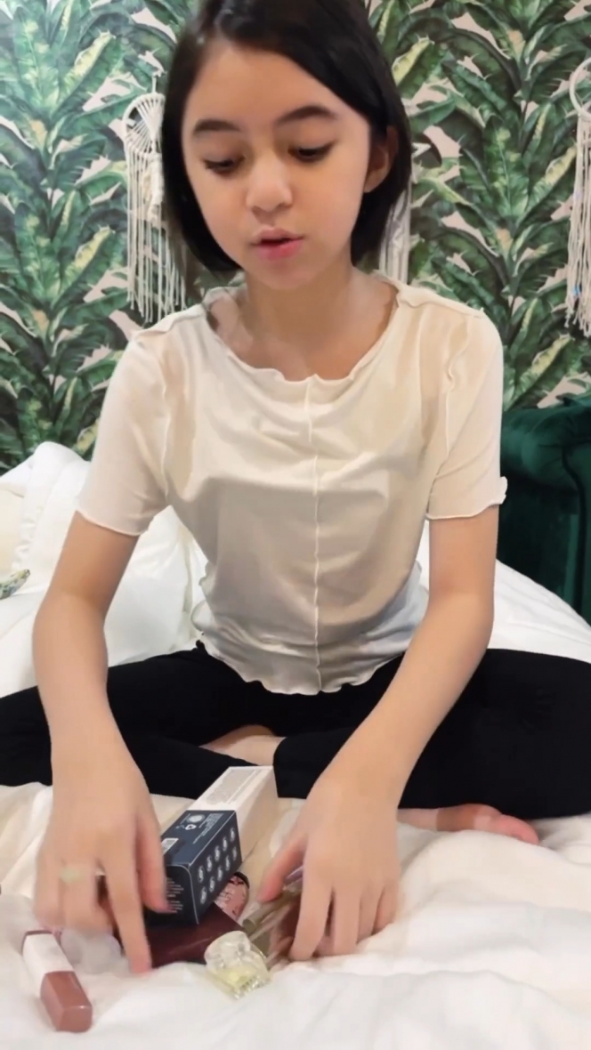 10 Momen Sienna Anak Marshanda Bikin Video Review ala Beauty Vlogger, Gayanya yang Centil Gemesin Banget!