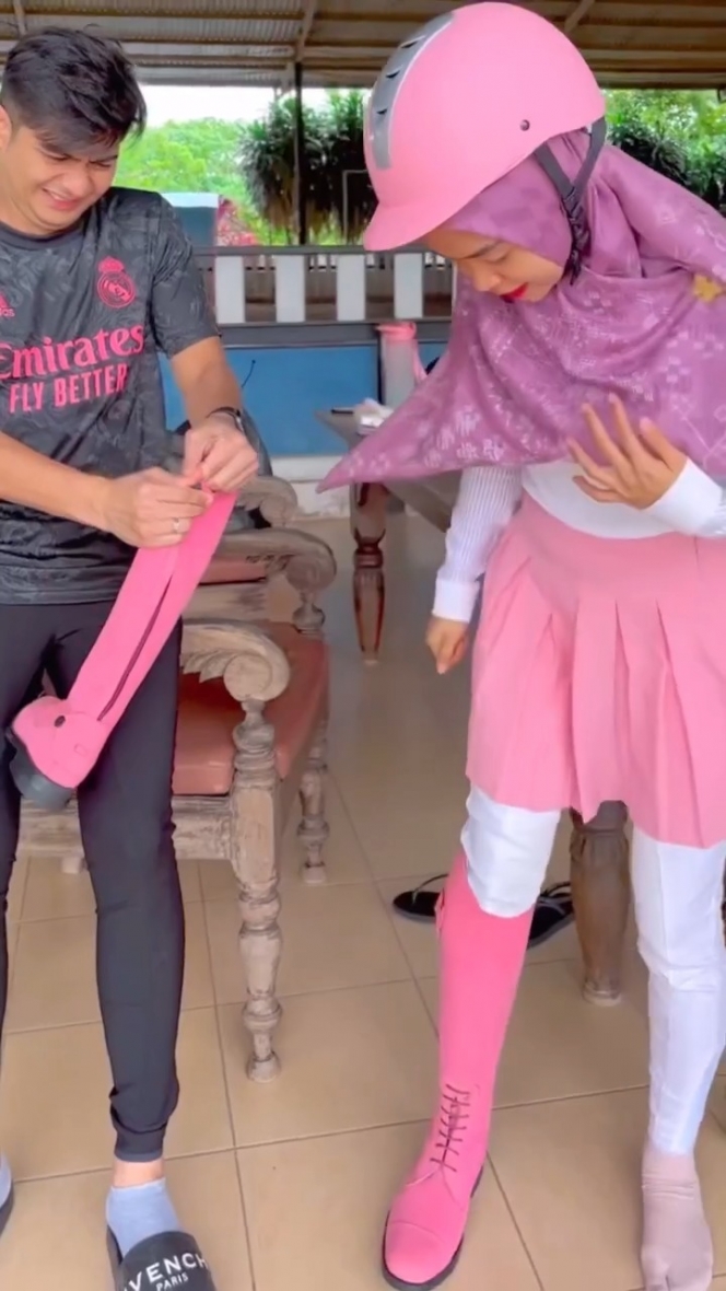 10 Momen Ria Ricis saat Latihan Berkuda, Tampil Ngejreng dengan Outfit Serba Pink