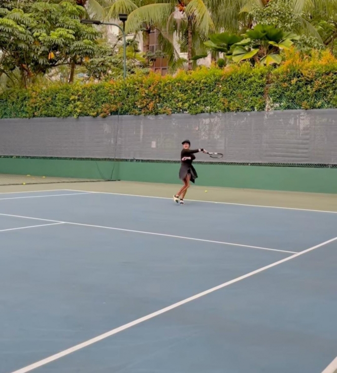 Deretan Potret Syahrini Main Tenis di Singapura, Gayanya yang Kece Abis Curi Perhatian