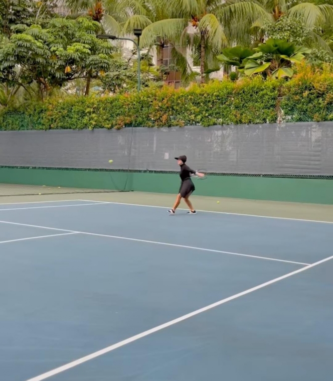 Deretan Potret Syahrini Main Tenis di Singapura, Gayanya yang Kece Abis Curi Perhatian