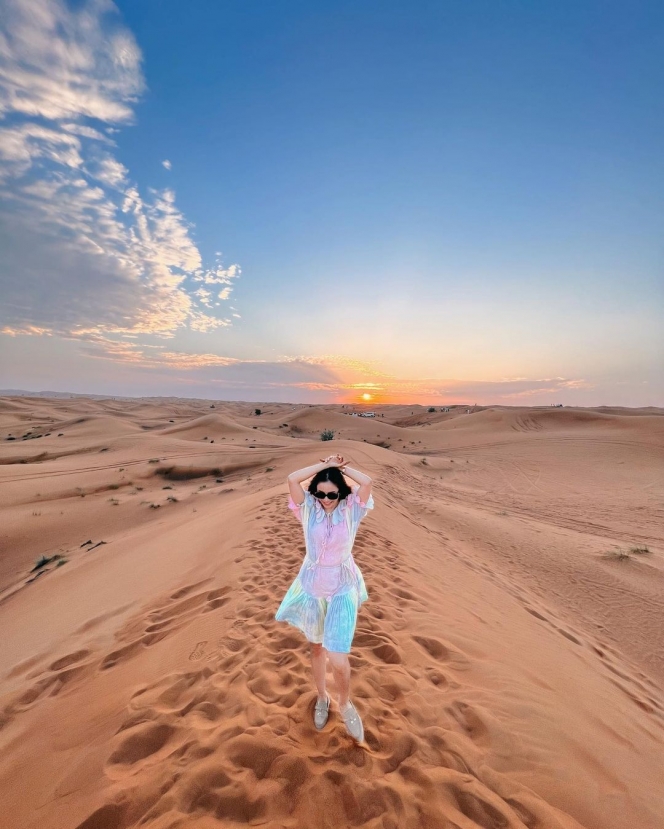 10 Potret Momo Geisha Liburan ke Padang Pasir di Dubai, Netizen Malah Salfok dengan Kaki Mulusnya