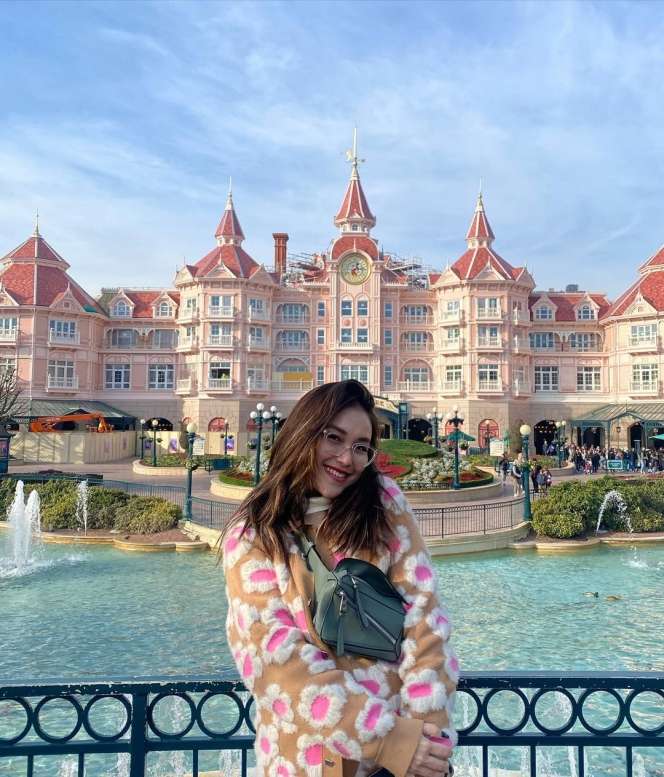 11 Potret Ayu Ting Ting Jalan-jalan ke Disneyland Paris, Outfit dan Gayanya Dipuji Super Cute!