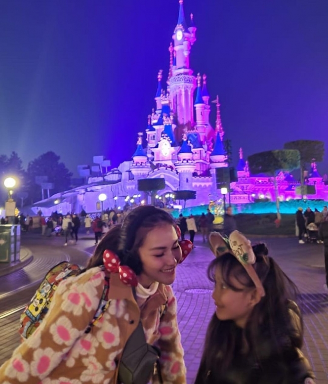 11 Potret Ayu Ting Ting Jalan-jalan ke Disneyland Paris, Outfit dan Gayanya Dipuji Super Cute!