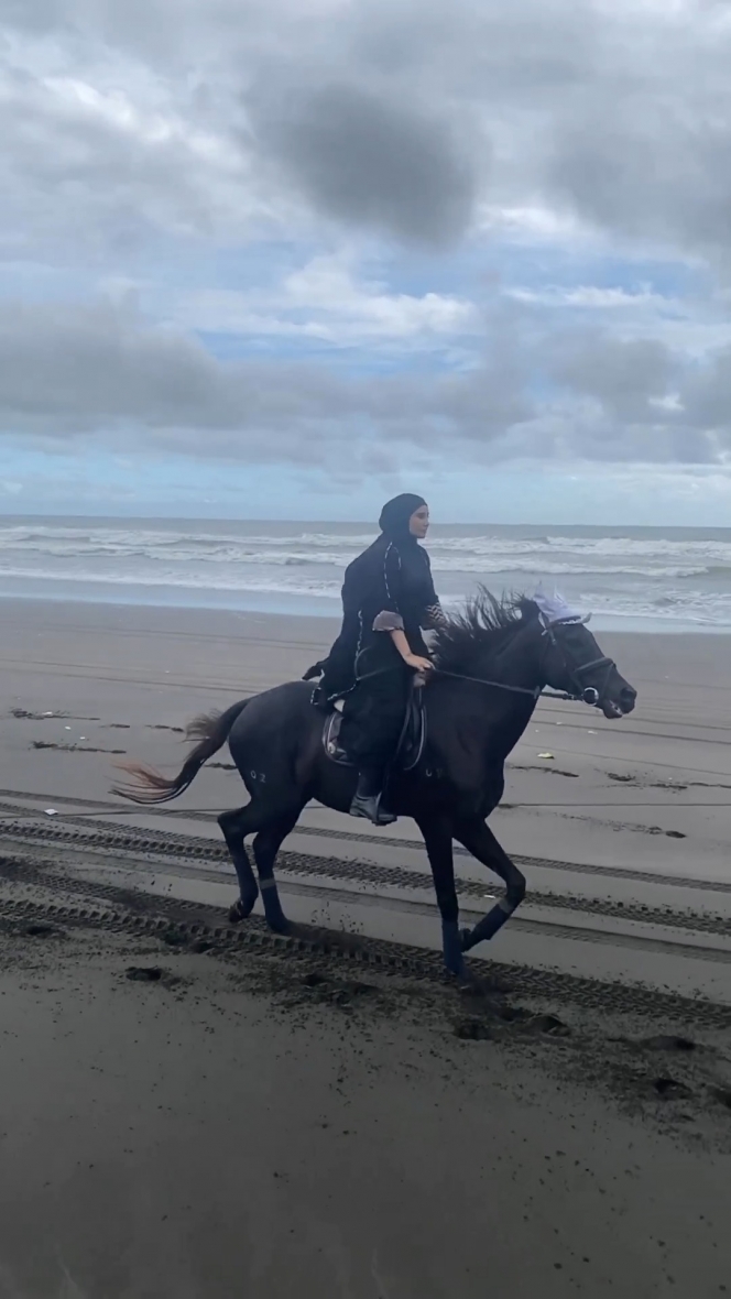 Deretan Potret Zaskia Sungkar Berkuda di Pantai Pakai Gamis, Gayanya Kayak Wanita Timur Tengah!