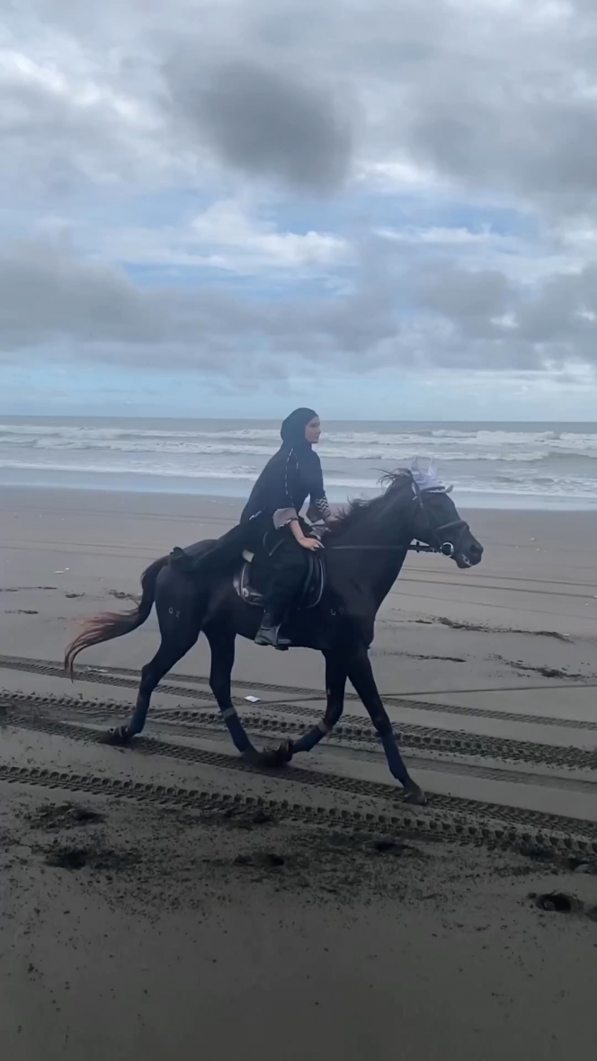 Deretan Potret Zaskia Sungkar Berkuda di Pantai Pakai Gamis, Gayanya Kayak Wanita Timur Tengah!