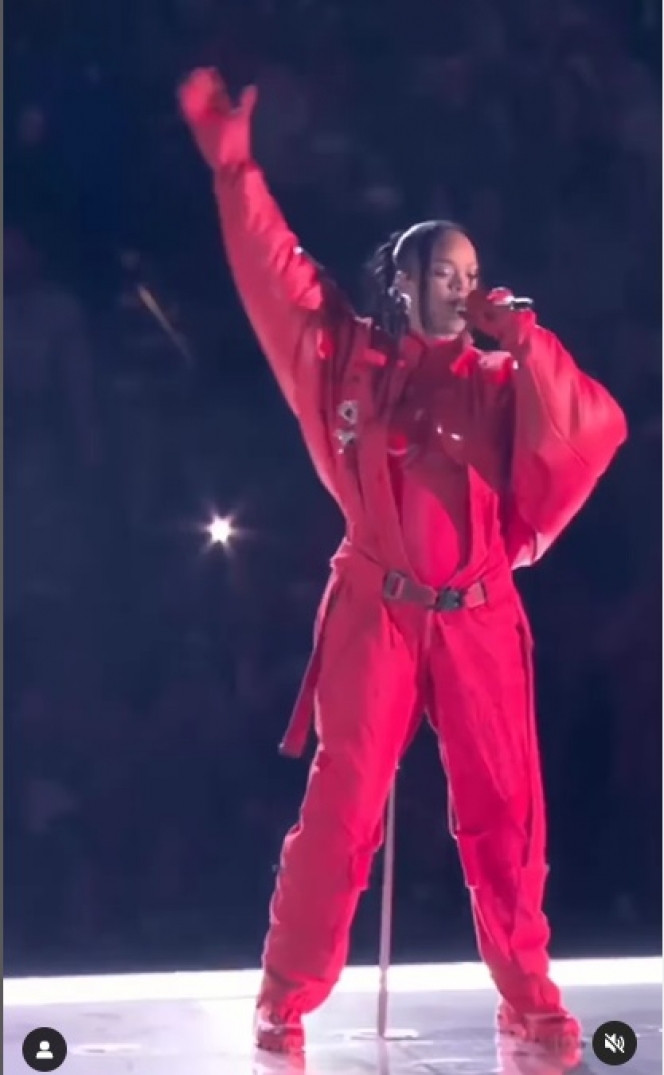 Potret Rihanna Tampil Memukau di Acara Super Bowl Sambil Pamer Baby Bump Anak ke-2 Sukses Tuai Decak Kagum