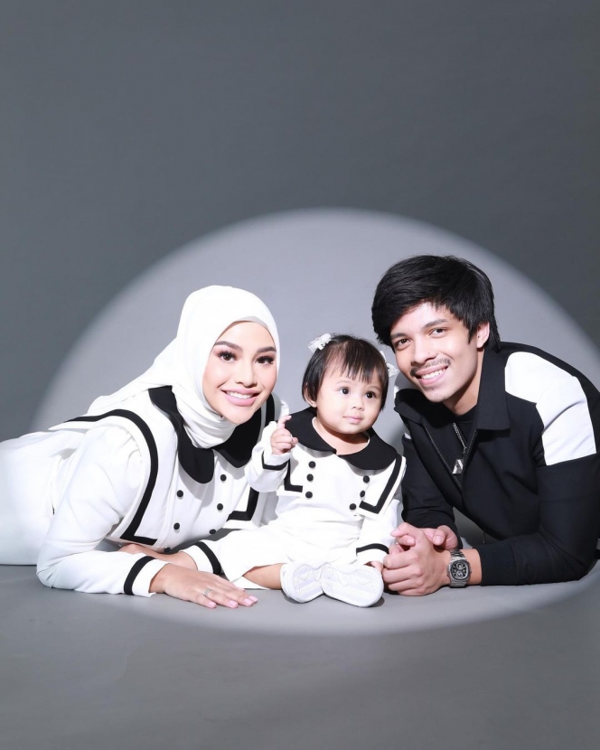Deretan Pemotretan Terbaru Keluarga Atta Halilintar dan Aurel Hermansyah, Gaya Ameena yang Selalu Full Senyum Gemas Banget!