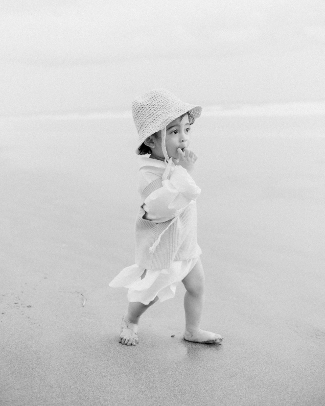 10 Potret Baby Guzel Anak Ali Syakieb dan Margin Asyik Main di Pantai, Gemesnya Overload!