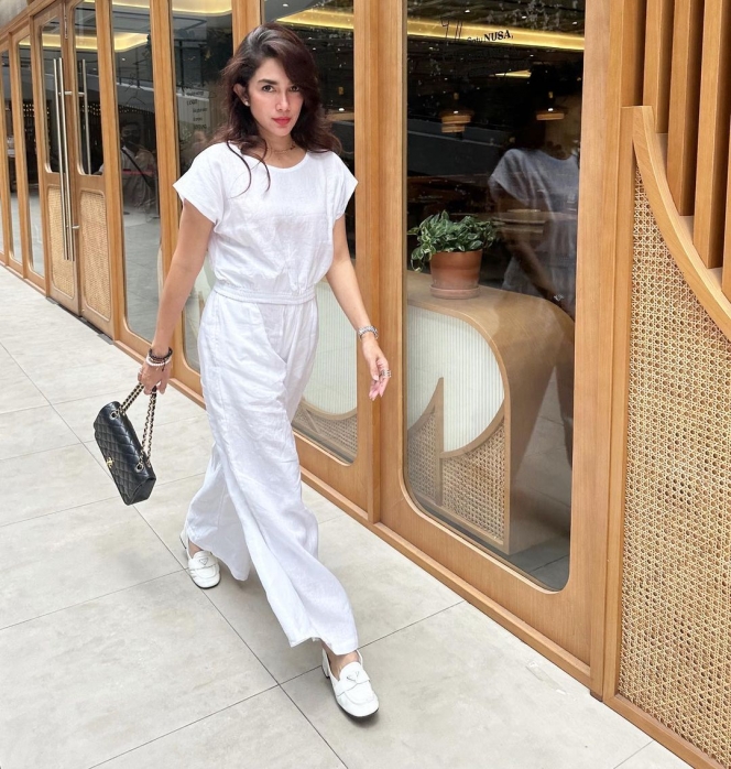 Potret OOTD Ussy Sulistiawaty Tampil Menawan Bebalut One Set outfit Warna Putih, Aura ABG-nya Bikin Salfok Netizen