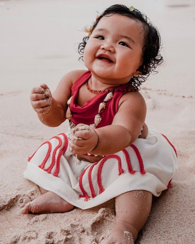 Gayanya Makin Centil dengan Pipi Chubb-nya, Ini Potret Terbaru Baby Xarena Anak Siti Badriah dan Krisjiana