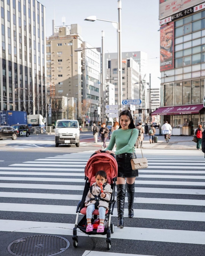 10 Potret Shandy Aulia dan Baby Claire Liburan ke Jepang, Tampil Menawan Pakai Rok Mini di Penghujung Musim Dingin
