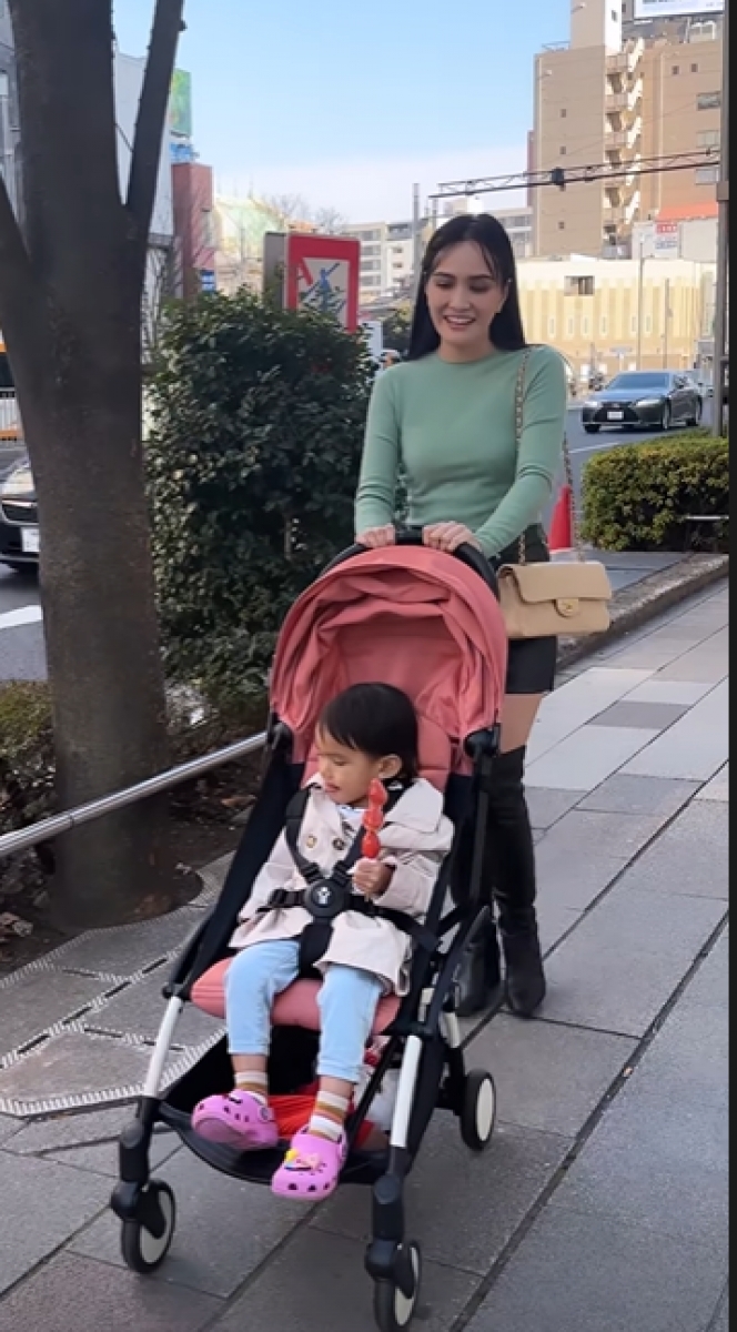 10 Potret Shandy Aulia dan Baby Claire Liburan ke Jepang, Tampil Menawan Pakai Rok Mini di Penghujung Musim Dingin