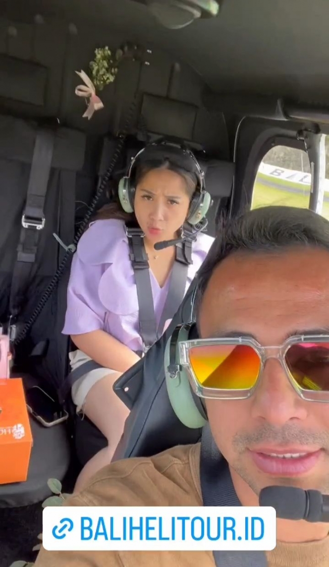 Bikin Para Netizen Baper, Ini 10 Potret Romantis Raffi Ahmad dan Nagita Slavina Naik Helikopter