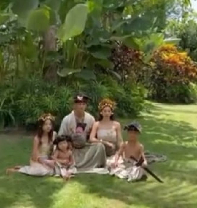 Tampil dengan Outfit Nuansa Adat Bali, Ini Deretan Pemotretan Terbaru Keluarga Jennifer dan Irfan Bachdim Bareng ke-4 Anaknya