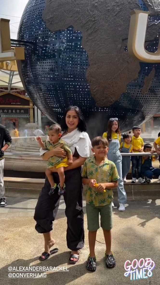 Tanpa Didampingi Suami, Jessica Iskandar Boyong 2 Anak Liburan ke Singapura