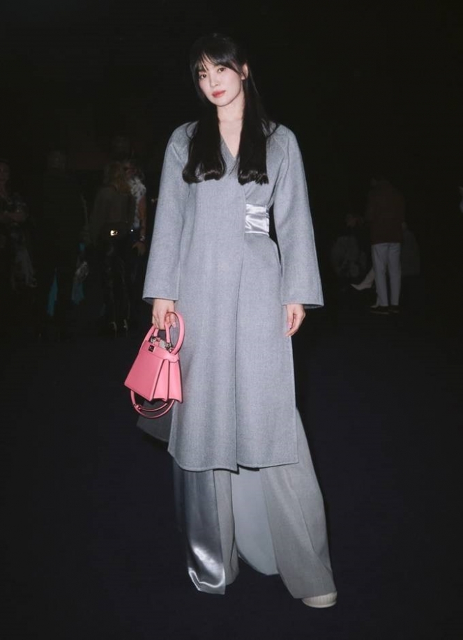 Song Hye Kyo Hadiri Milan Fashion Week, Tampil Paripurna Tak Mengenal Kata Tua!