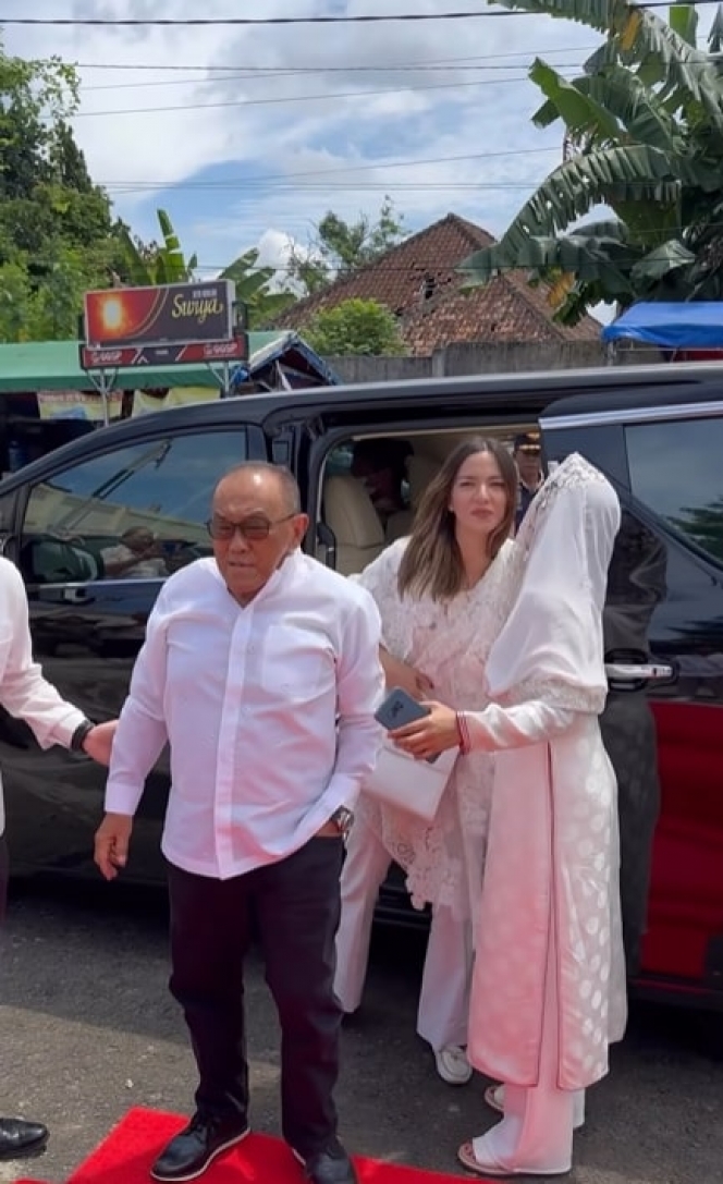 10 Momen Nia Ramadhani Hadiri Peresmian Masjid Al Bakrie di Lampung, Tampil Tertutup dan Disebut Makin Positif Vibes