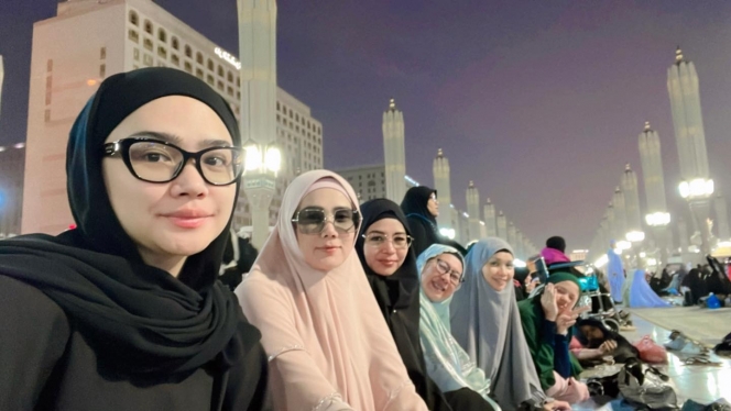 Tuai Kritikan, Ini Deretan Potret Mulan Jameela Umroh Bareng Keluarga yang Disebut Riya