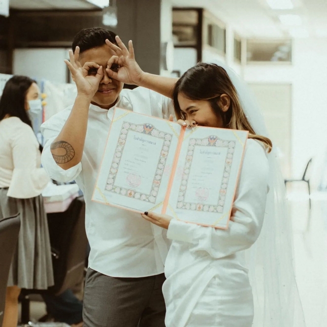 Dilaksanakan di Kantor Imigran, Ini Momen Pernikahan Adik Vidi Aldiano yang Sederhana Tapi Bermakna