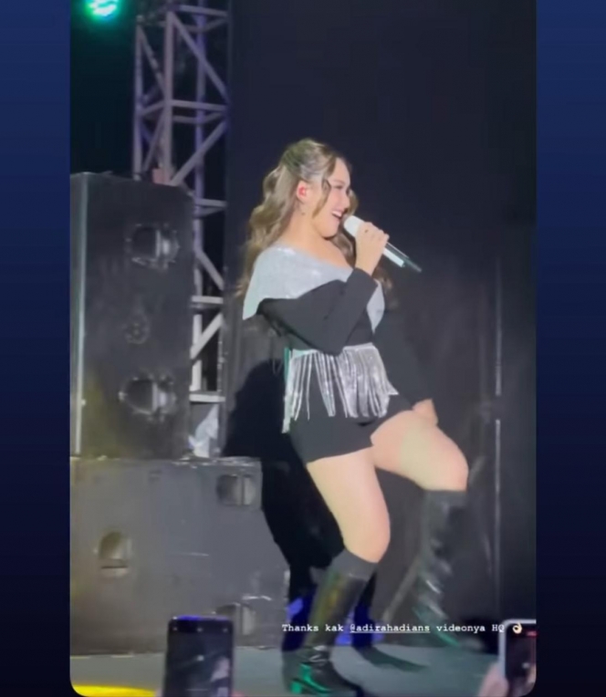 Potret Terbaru Ayu Ting Ting Saat Konser Pakai Gaun Blink-Blink yang Disebut Senada dengan Jennie BLACKPINK