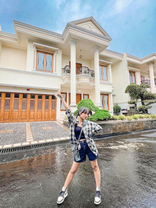 11 Potret Rumah Baru Fuji yang Seharga Rp13,5 M, Definisi Sukses di Usia Muda!