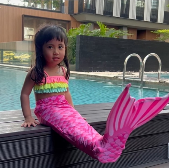 Potret Chava Anak Rachel Vennya Kenakan Kostum Mermaid, Asyik Bergaya di Pinggir Kolam Renang, Menjiwai Banget!