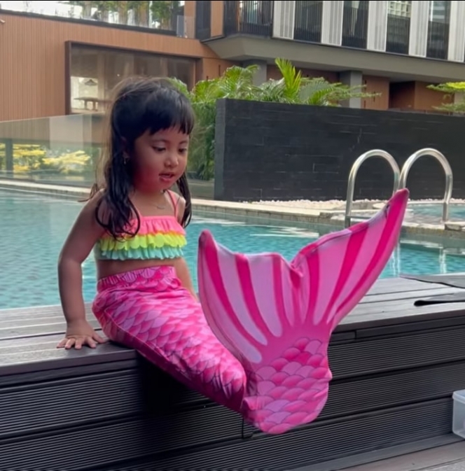 Potret Chava Anak Rachel Vennya Kenakan Kostum Mermaid, Asyik Bergaya di Pinggir Kolam Renang, Menjiwai Banget!