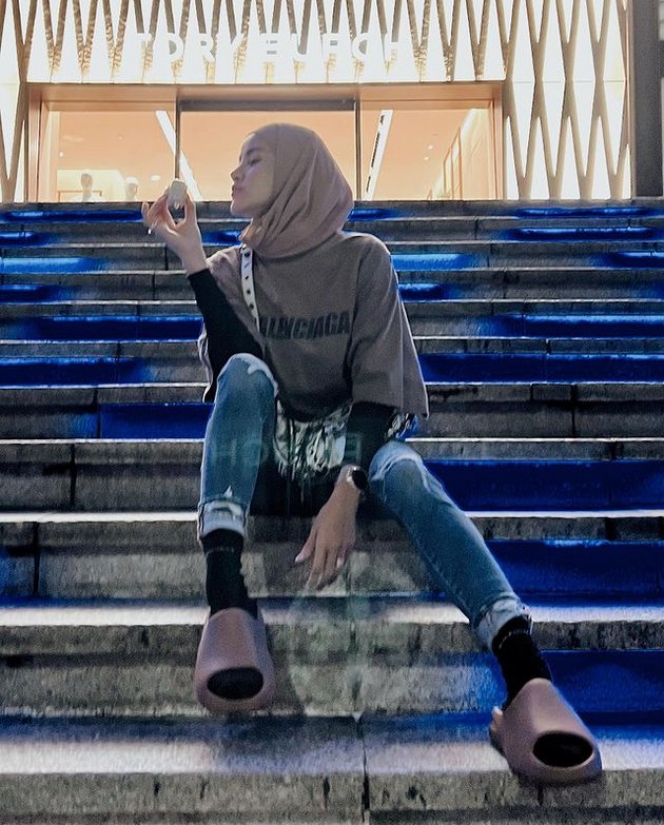 Setelah Masalah Hijabnya, Ini 10 Potret Olla Ramlan yang Kembali Dihujat Netizen karena Kakinya Disebut Terlalu Kurus