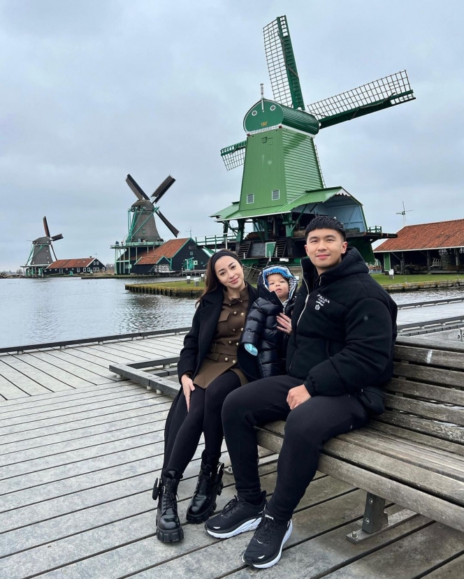 Potret Gemas Baby Iss Anak Nikita Willy Liburan ke Belanda, Tetap Makan Tempe Pakai Nasi Bikin Salfok!