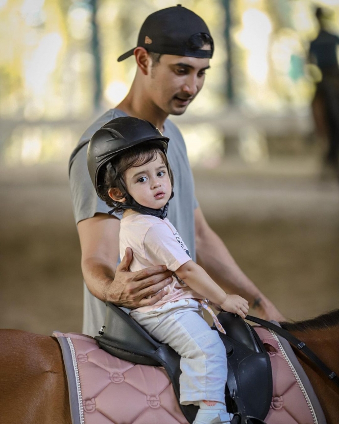 Deretan Gaya Kece Baby Guzel yang Mulai Belajar Berkuda, Cantik dan Gemesnya Kelewatan!