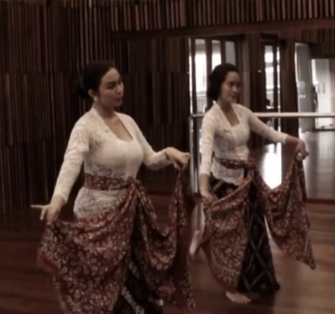 Merasa Lebih Tenang, Ini 7 Potret Ariel Tatum saat Belajar Tarian Tradisional Yogyakarta