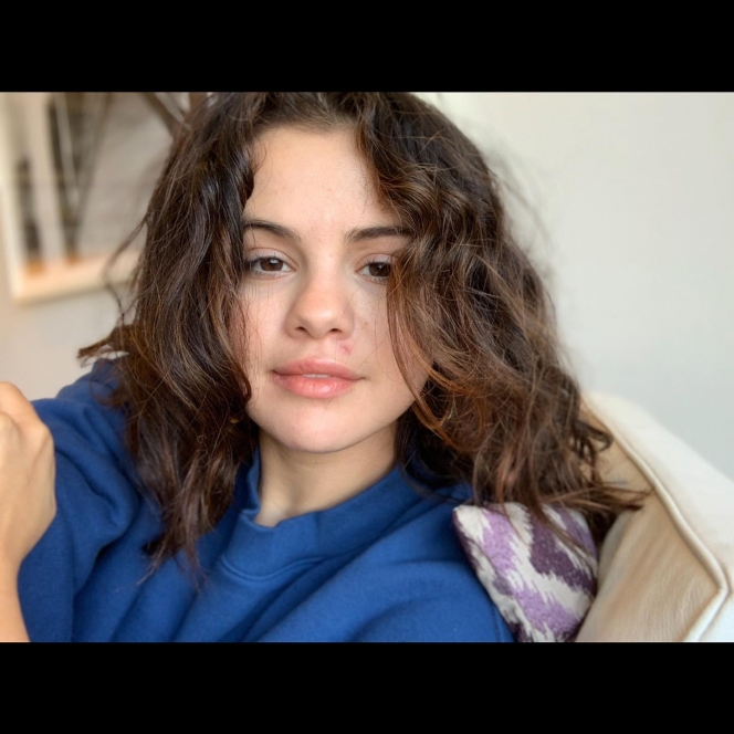Miliki Paras Cantik Natural, Ini 7 Potret Selfie Selena Gomez